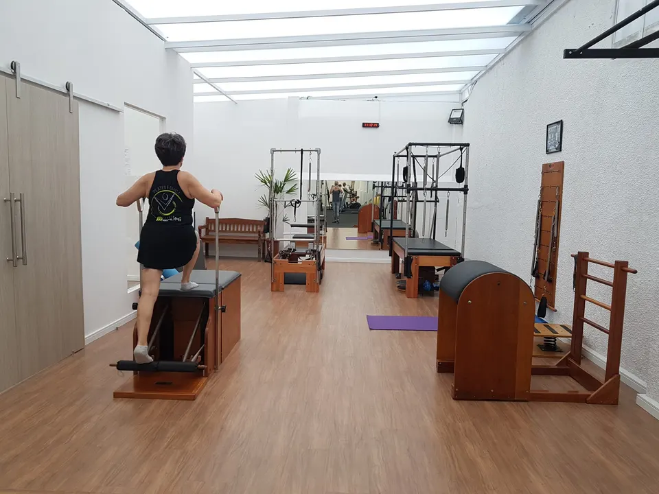Sala de pilates com equipamentos no Studio Maruki, Santos