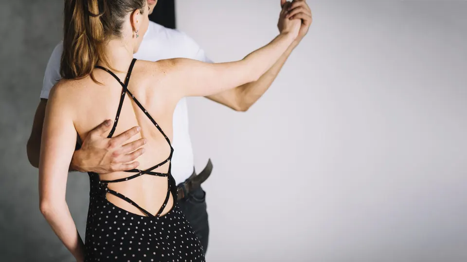Casal em aula de dança de salão
